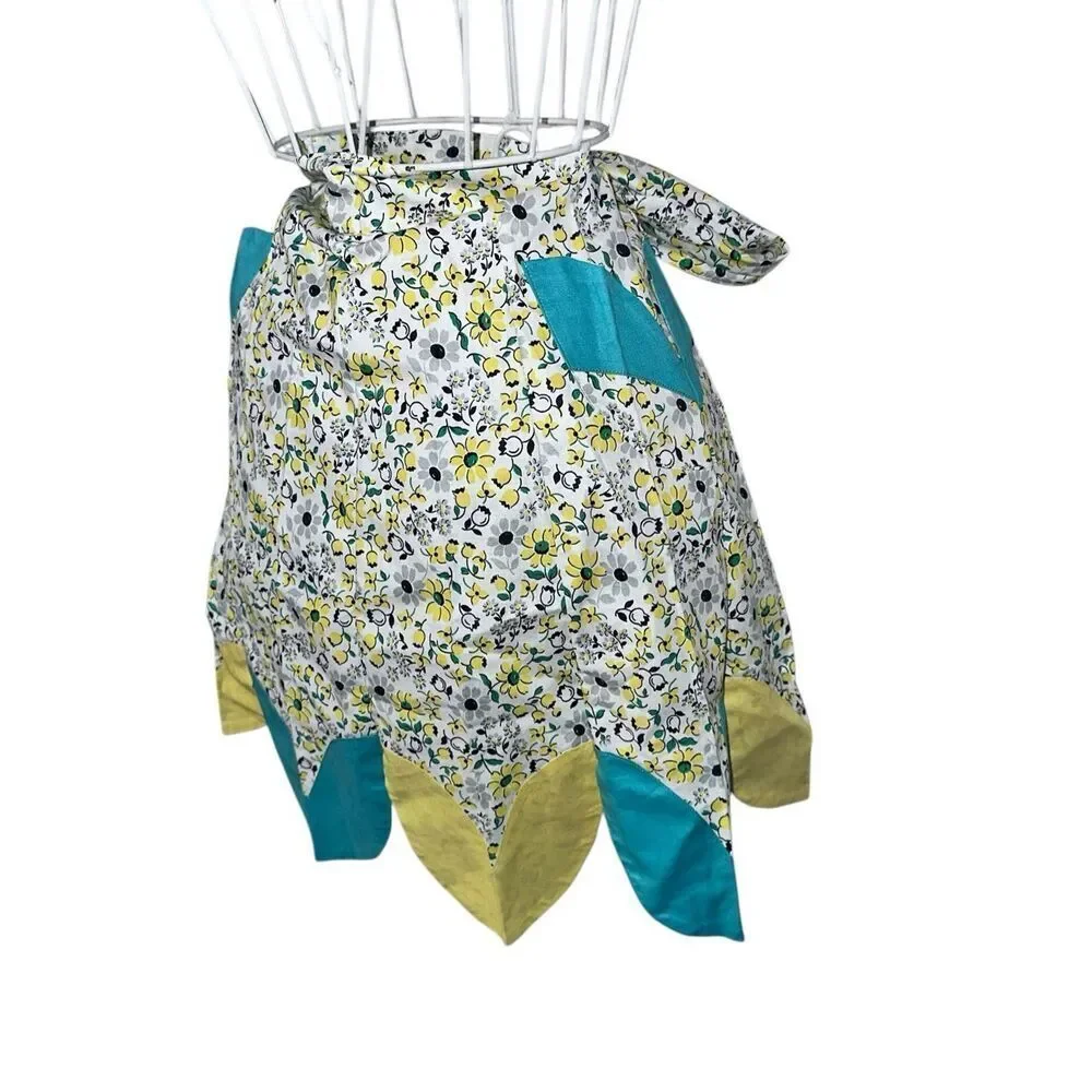 NEW WITH TAGS Womens Half VINTAGE Apron Handmade in an Alluring Retro Style Pock